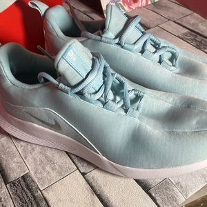 NWT  Nike viale se 6.5 (Y) (equal to ladies 8-8.5) in ocean bliss ( supe…